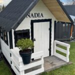 Biały domek z czarnymi elementami