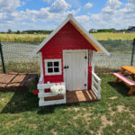 Domek ogrodowy w kolorze czerwonym