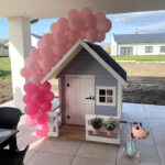 Domek przystrojony na urodziny