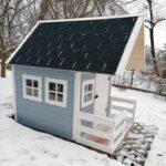 drewniany domek dla dzieci zima