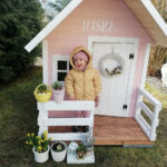 Domek drewniany z tarasem dla dzieci różowy