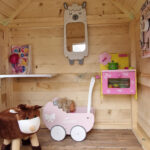 Urządzony drewniany środek domku ogrodowego