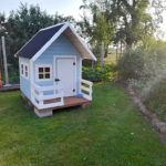 drewniany domek dla dzieci do ogrodu
