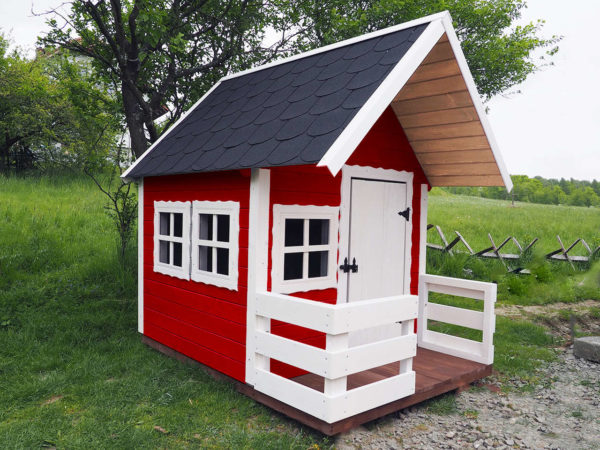 czerwony domek z drewna dla dzieci