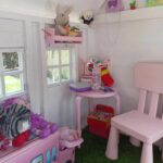 Białe wnętrze domku ogrodowego