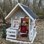 Domek ogrodowy przystrojony na święta bożegornarodzenia