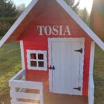 domek drewniany z tarasem dla dzieci