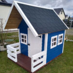 niebieski domek do ogrodu jordanów