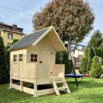 Naturalnie drewniany domek na małym podeście