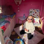 Bawiąca się dziewczynka w domku ogrodowym