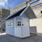 Domek ogrodowy dla dzieci z tarasem