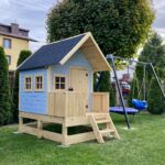 Niebieski domek dla dzieci na niskim podescie