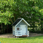 Szaro-biały domek ogrodowy