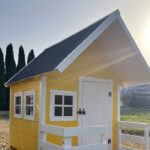 Żółty domek drewniany
