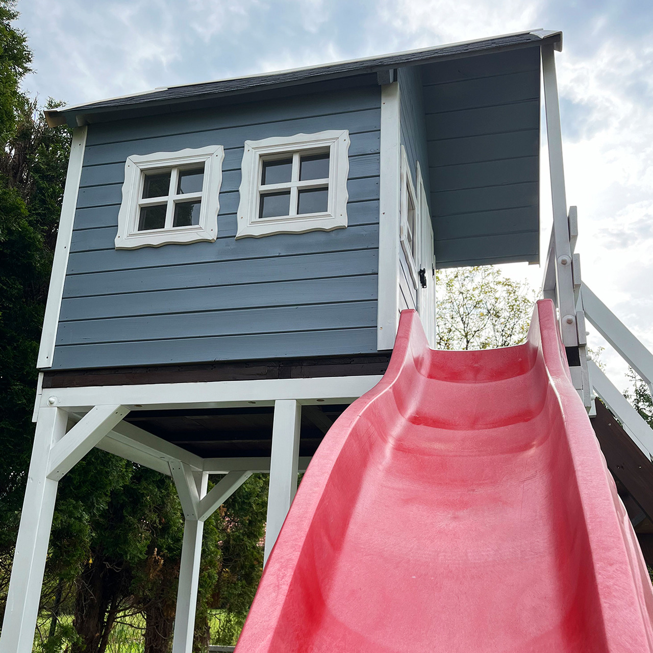 domek-dla-dzieci-hustawki-zjezdzalnia-bialo-szary Domek na podeście ze zjeżdżalnią