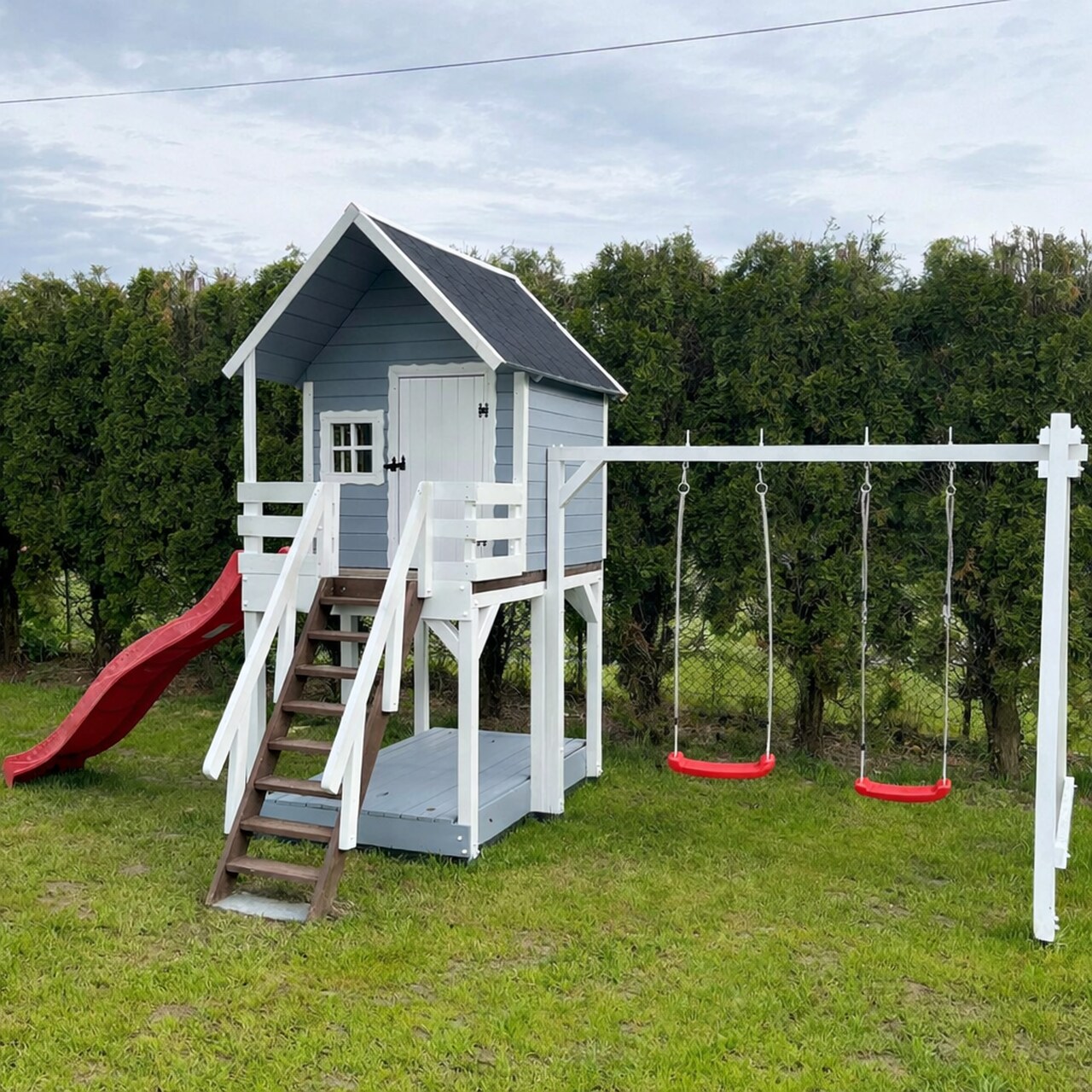 domek-dla-dzieci-hustawki-zjezdzalnia Drewniany domek ogrodowy dla dzieci ze zjeżdżalnią i huśtawkami