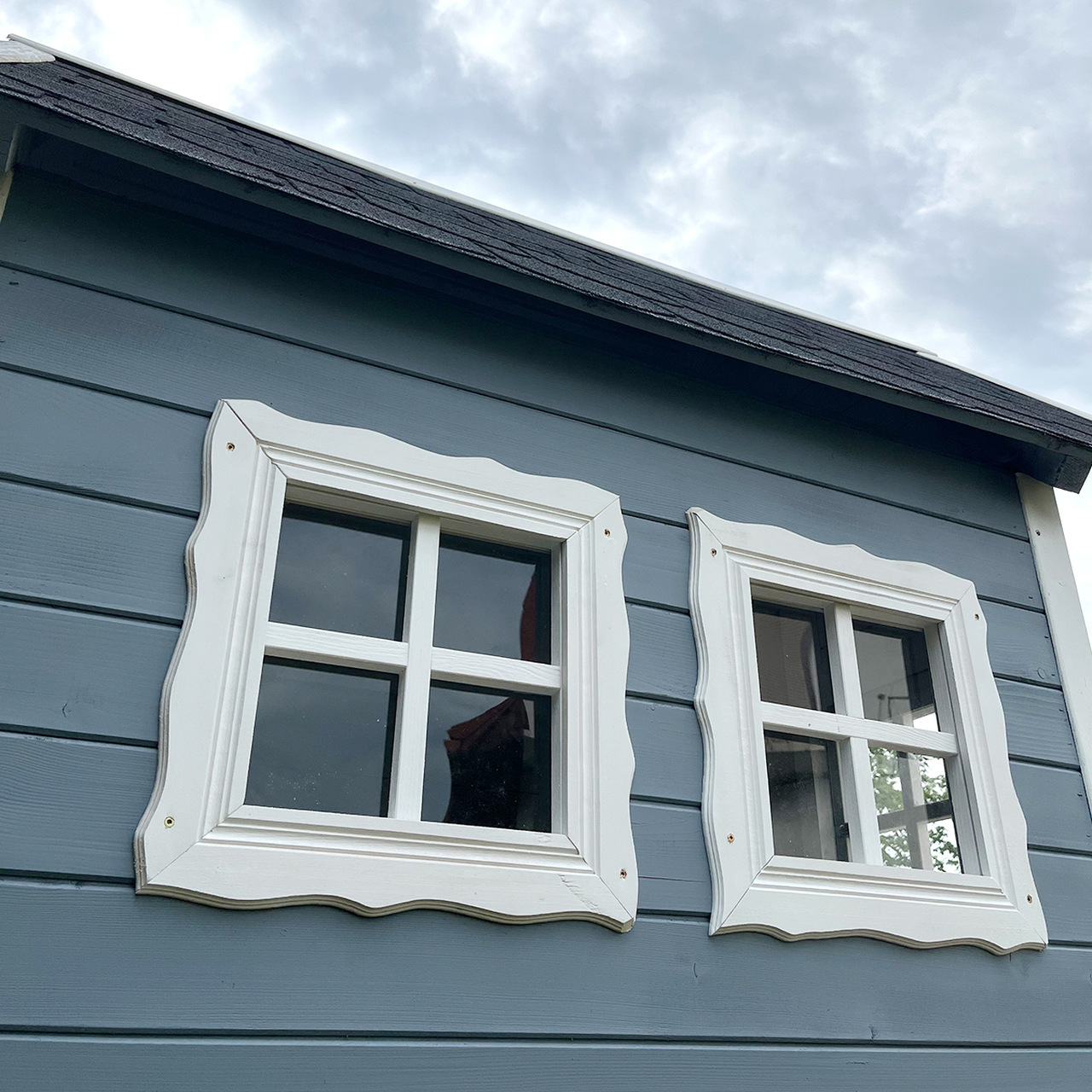 domek-dla-dzieci-okna-boczne drewniany domek szary okna boczne