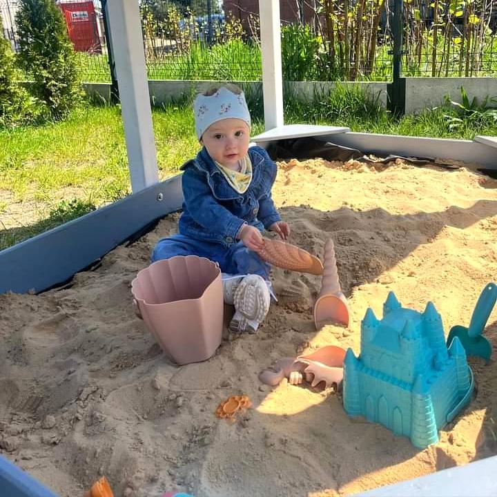 domek-dla-dzieci-z-piaskownica Domek na podeście z piaskownicą