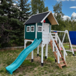 Zielony domek na podeście z huśtawkami w Makowie Podhalańskim