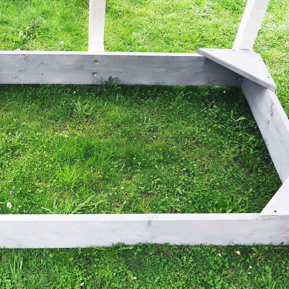 domek-drewniany-z-piaskownica Domek na podeście z otwartą piaskownicą