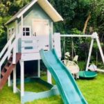 domek ze zjeżdżalnią i huśtawką