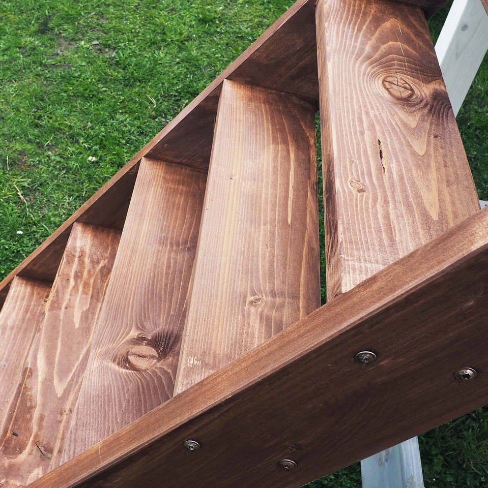 drewniany-domek-dla-dzieci-schodki schodki do domku ogrodowego z drewna