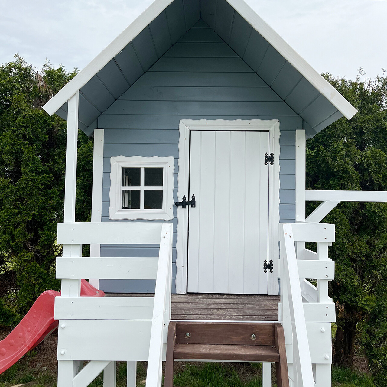 drewniany-domek-na-podescie-przod Drewniany domek ogrodowy na podeście