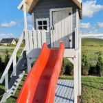 drewniany domek ze zjeżdżalnią