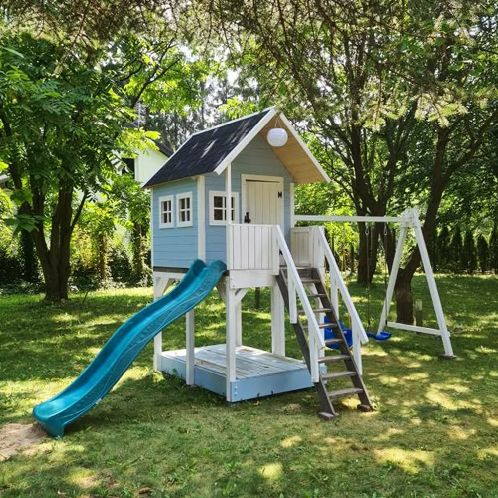 niebieski-domek-zjezdzalnia-hustawki Jasnoniebieski domek drewniany na podeście