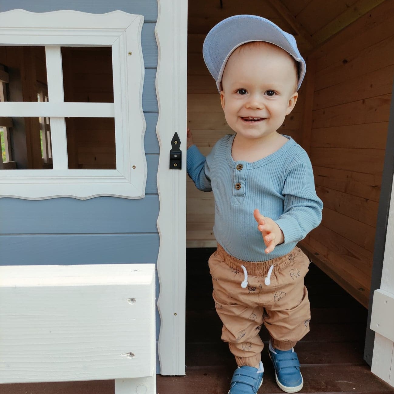 ogrodowy-domek-dla-dzieci-szary Dziecko w drewnianym domku ogrodowym