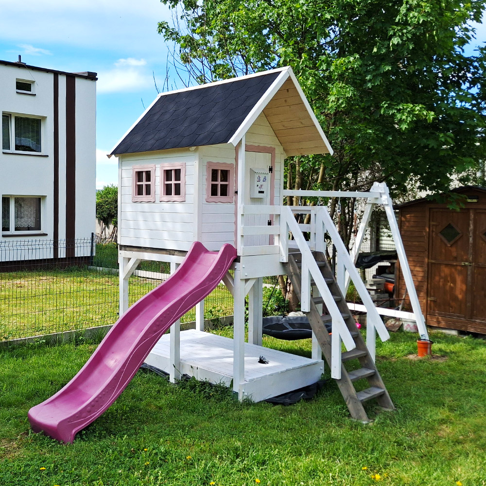 rozowy-domek-zjezdzalnia-hustawki Biały domek z różowymi akcentami w ogrodzie