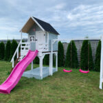 drewniany domek ogrodowy ze zjeżdżalnią