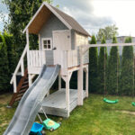 Domek na podeście ze szarą zjeżdżalnią
