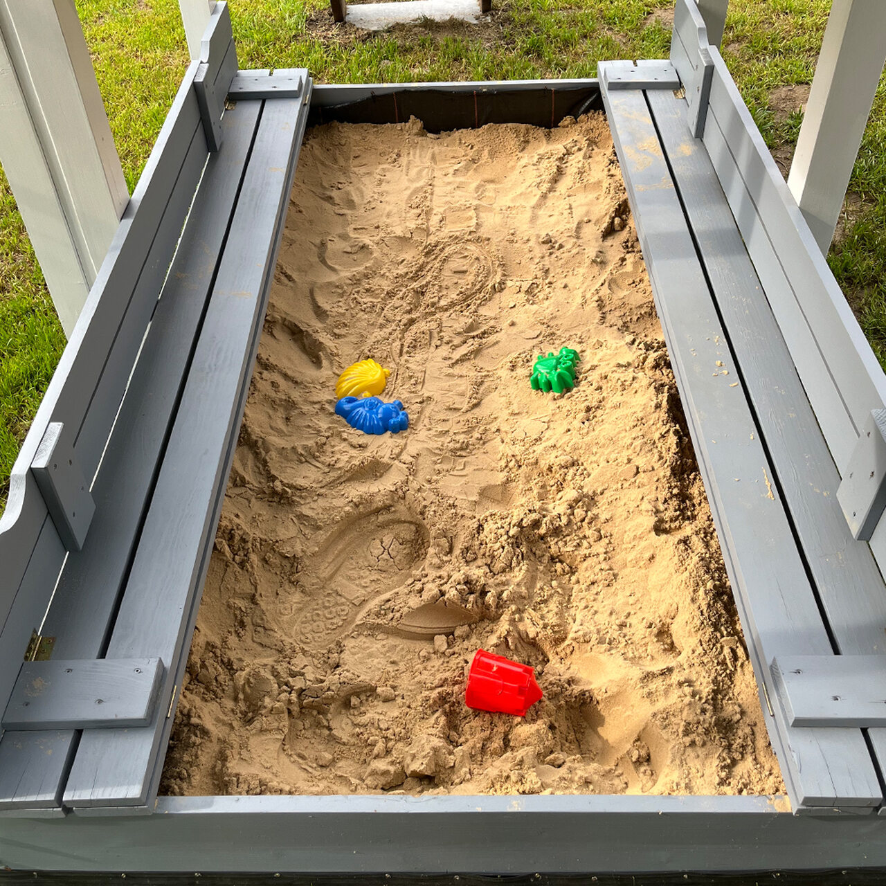 zamykana-piaskownica-lawki-domek-ogrodowy ławeczki piaskownica w domku dziecięcym na podeście