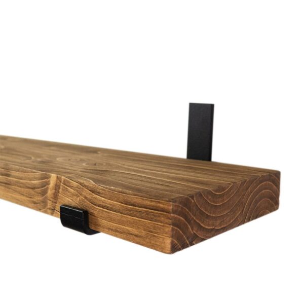 drewniana półka na metalowych wspornikach