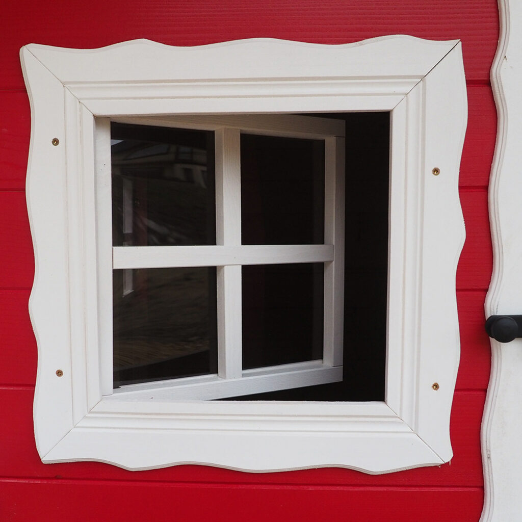 otwierane-okno-domek-drewniany (1)