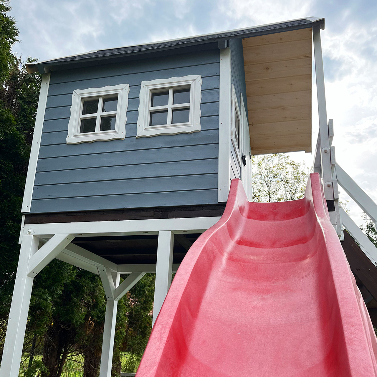 domek-drewniany-ze-slizgawka-platforma-130 Drewniany domek dziecięcy z czerwoną ślizgawką i platformą o wysokości 130 cm