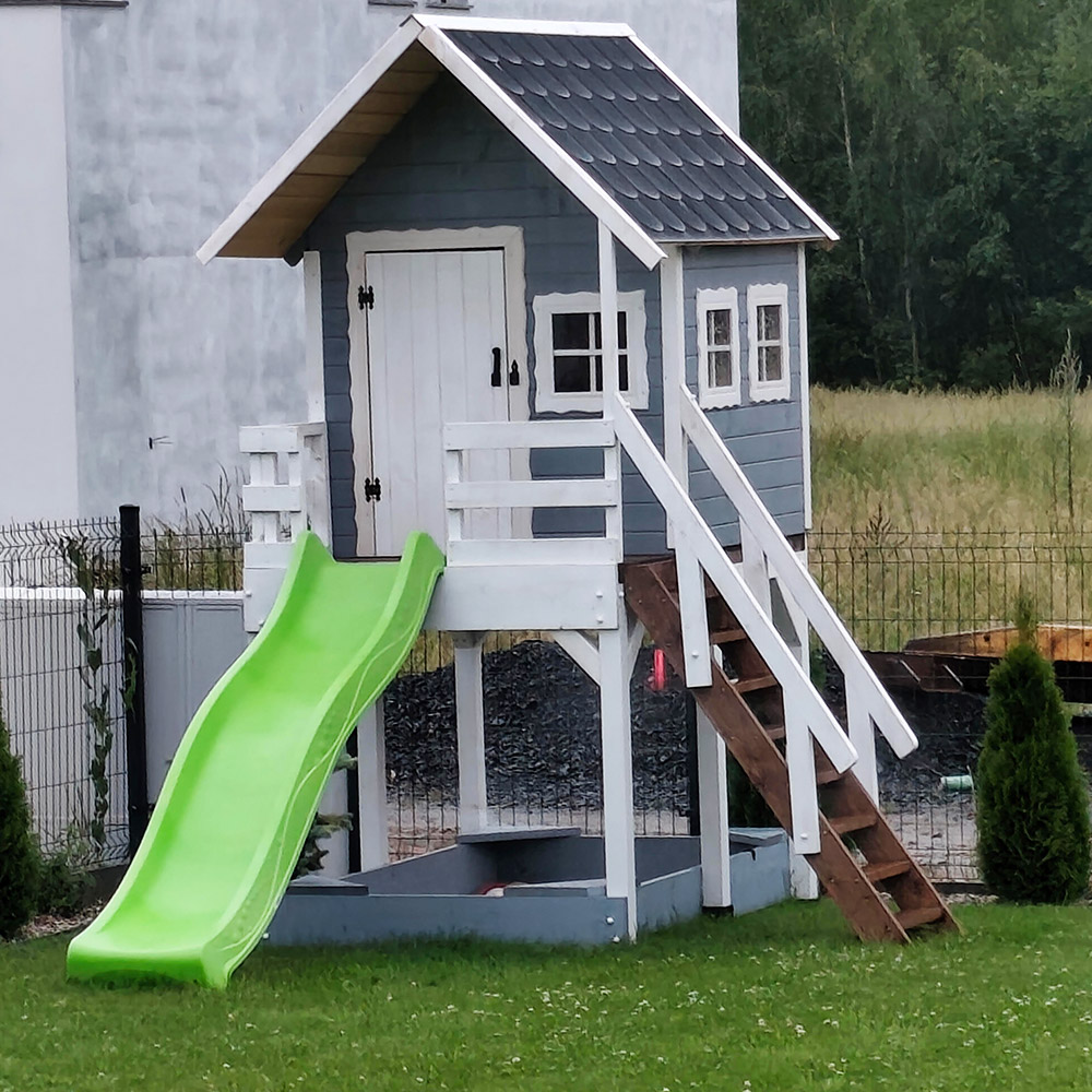 domek-dzieciecy-z-zielona-slizgawka szary domek na platformie z zieloną ślizgawką