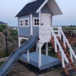 domek ze ślizgawką