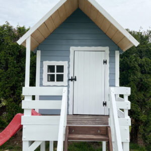 Drewniany Domek na Platformie ze Ślizgawką