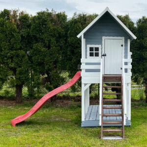 Drewniany Domek na Platformie ze Ślizgawką
