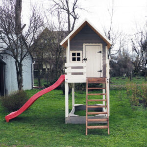 Drewniany Domek na Platformie ze Ślizgawką
