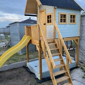 Drewniany Domek na Platformie ze Ślizgawką