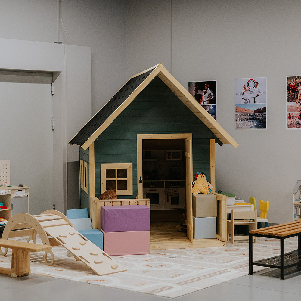 zielony-domek-duzy-dla-dzieci duzy domek drewniany dla dzieci na evencie