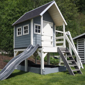 Niski domek dla dzieci ze zjeżdżalnią i huśtawką