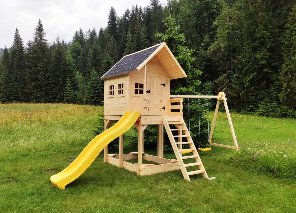 drewniany domek dla dzieci ze zjeżdzalnią